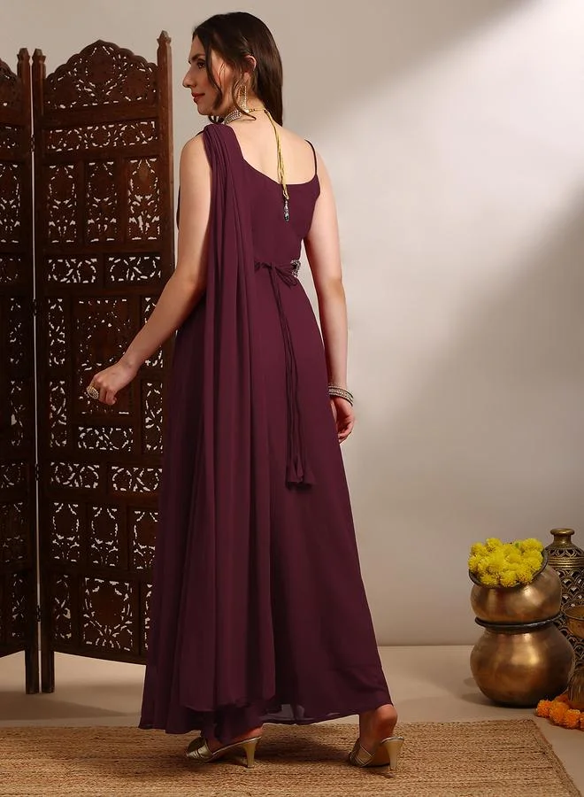 جلو باص فستان ماكسي نسائي بحمالات رفيعة مطرز بلون عنابي